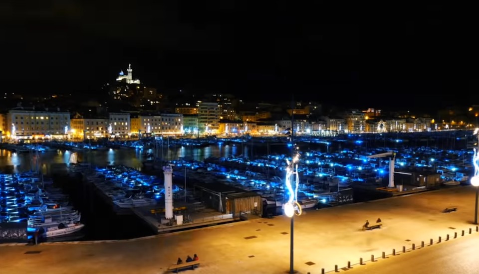 la ville de lumière de nuit éclairée